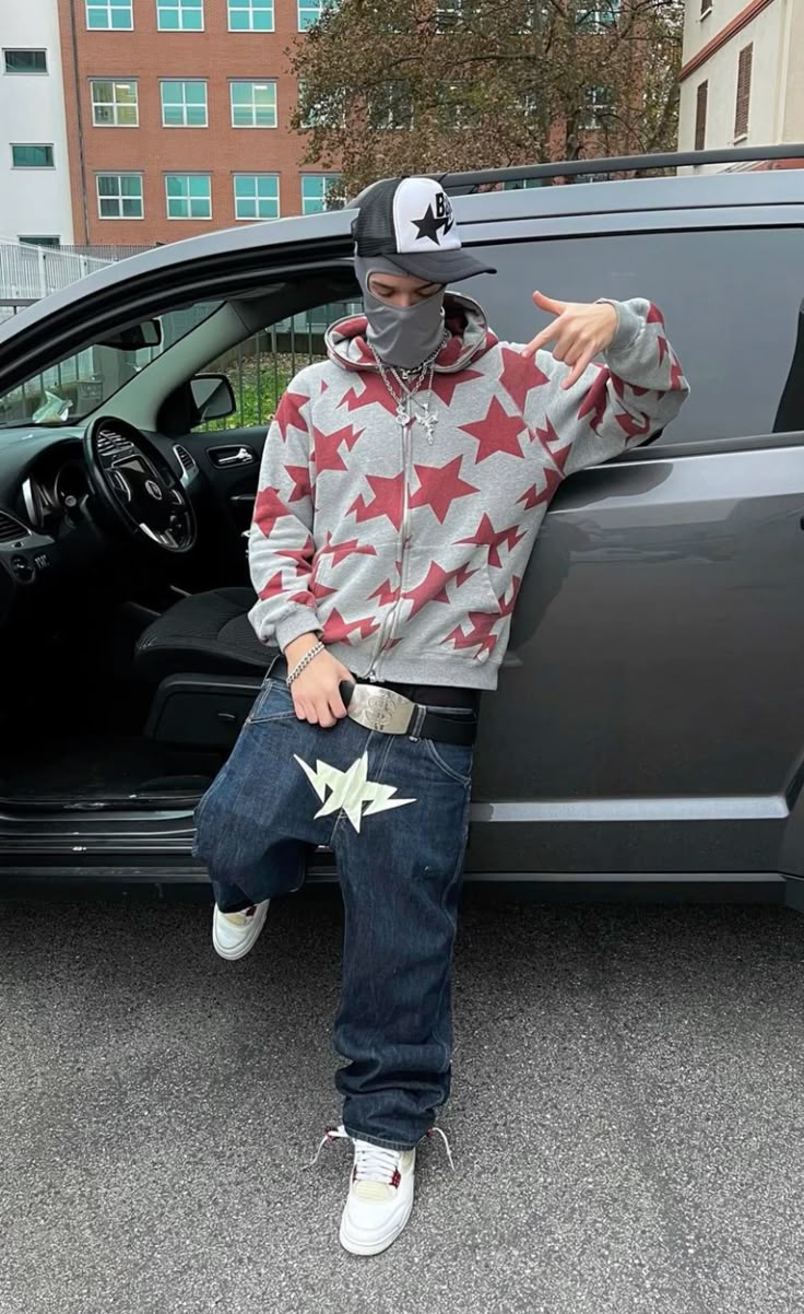 Star print hoodie with baggy denim and trucker cap